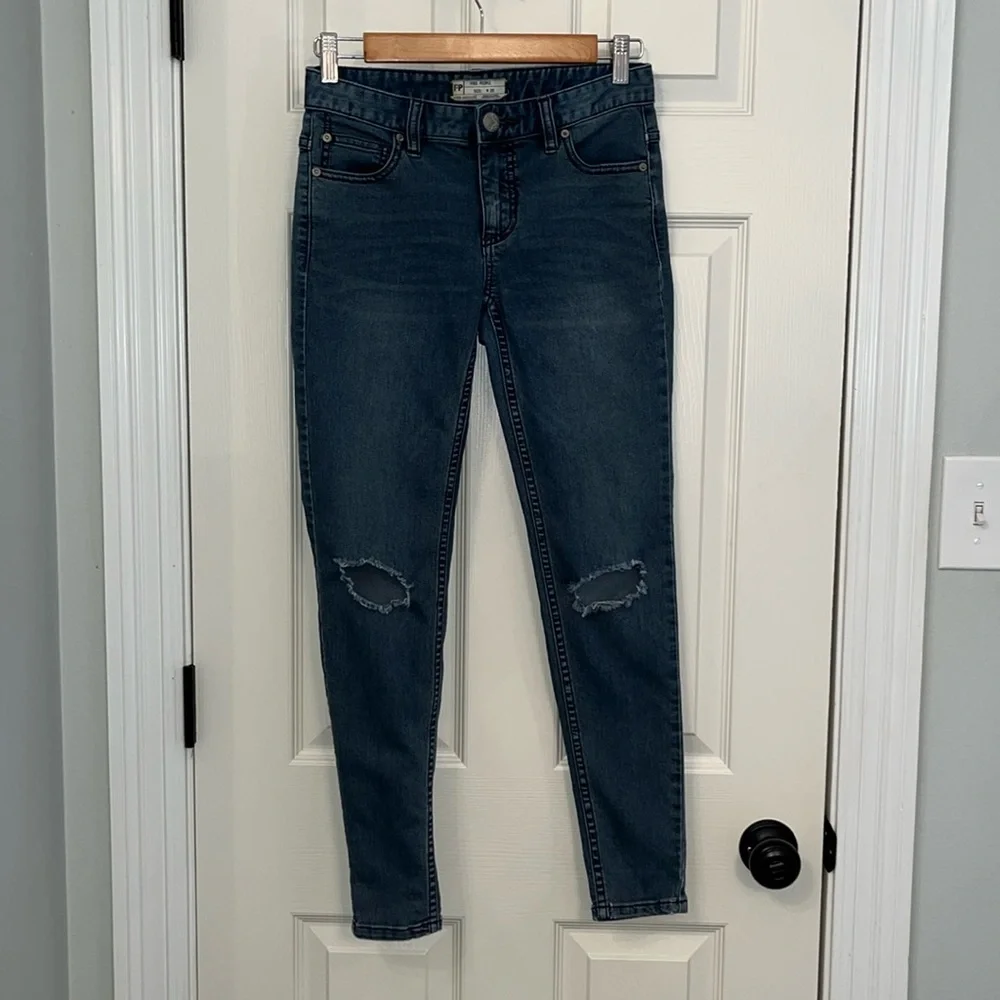 Free People Medium Wash Medium Rise Distressed Skinny Jeans Size 25 Stretch